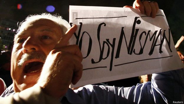 hombre protesta por la muerte de Alberto Nisman