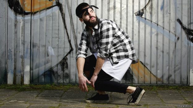 Joven bailando en escenario urbano