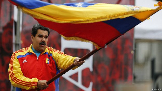 Presidente de Venezuela, Nicolás Maduro ondea bandera de Venezuela