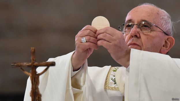 El papa Francisco consagra una hostia