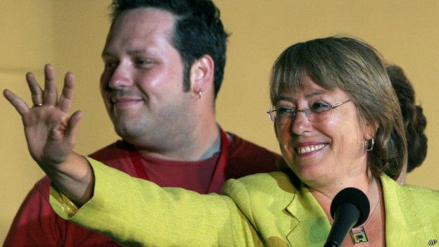 Michelle Bachelet y su hijo Sebastián Dávalos.