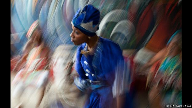 Mujer bailando en La Habana.