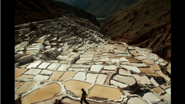 Pozos de evaporación de sal en Mara, Perú.