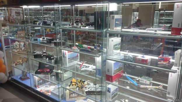 Витрина магазина "Техника-Молодежи"