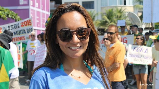 Rizzia Arrieiro, dentista brasileña y miembro del movimiento opositor Vem pra Rua, en una protesta contra el gobierno de Dilma Rousseff.