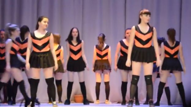 Девушки, танцующие тверк