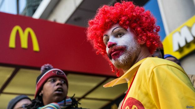 Activista por los derechos de los trabajadores de McDonald's disfrazado de su famoso payaso.