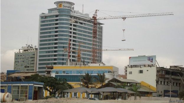 Avenida em Luanda | Foto: João Fellet / BBC Brasil