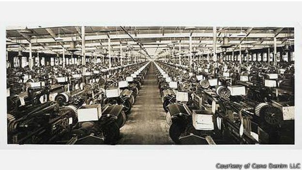 Ткацкий цех на фабрике White Oak марки Cone Denim, около 1909 года