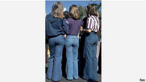 Джинсы клеш стали приметой 1970-х годов. На этой фотографии, снятой в 1976 году, в них запечатлены подростки в штате Флорида, США