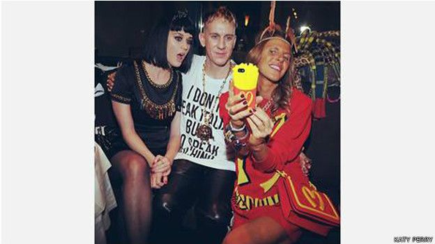 Foto de la cantante Katy Perry con otras celebridades