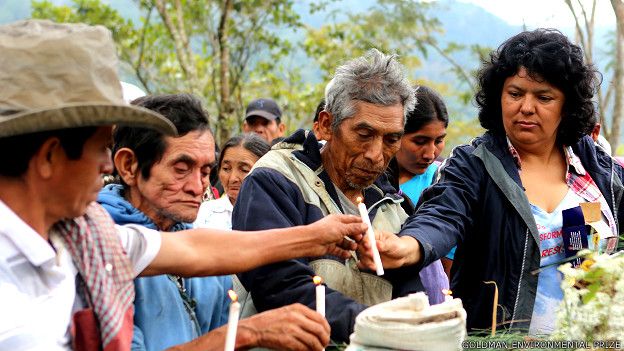 Servicio en memoria de líderes lenca asesinados durante la campaña contra la represa de Agua Zarca