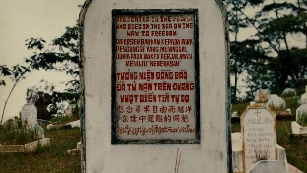 Bia tưởng niệm thuyền nhân Việt Nam tử nạn trên đường vượt biển
