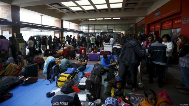 加德滿都機場擠滿等候離境的旅客（28/4/2015）