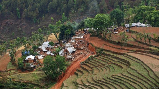 尼泊爾辛杜帕爾喬克縣某處山坡上倒塌的房屋（28/4/2015）