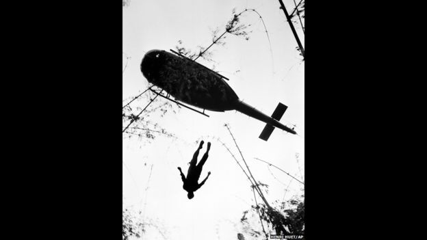 El cuerpo de un paracaidista estadounidense muerto en combate en la selva cerca de la frontera con Camboya es elevado para ser transportado en helicóptero. 14 de mayo de 1966. Foto de Henri Huet/AP. 