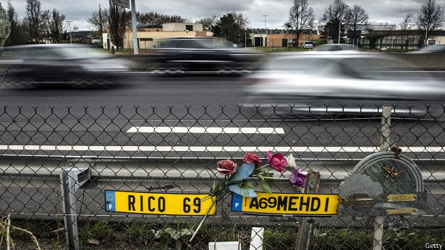 Самодельный мемориал жертвам автокатстрофы в Лионе