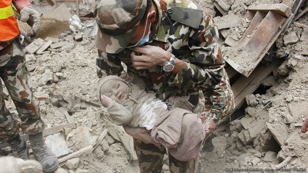 Soldados nepalíes con el bebé reacatado, Sonit Awal.