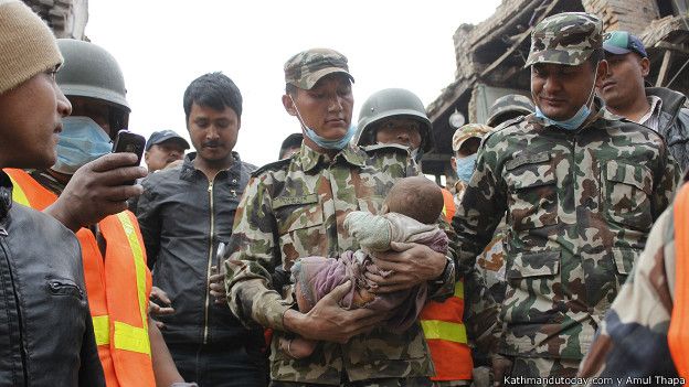 Soldados nepalíes celebran el rescate de Sonit Awal.