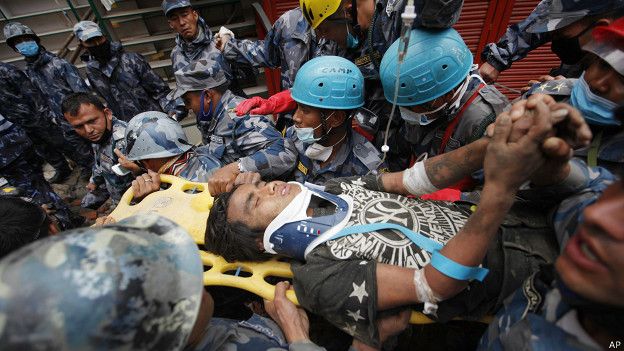 Pemba Lama es rescatado de un edificio en escombros en Katmandú