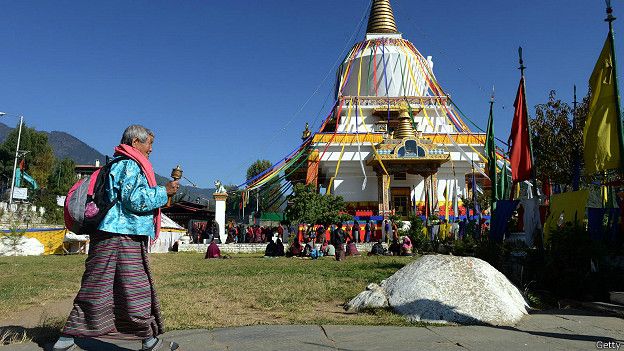 http://ichef.bbci.co.uk/news/ws/624/amz/worldservice/live/assets/images/2015/04/30/150430114948_bhutan_memorial_chorten_monastery_in_thimphu_624x351_getty.jpg