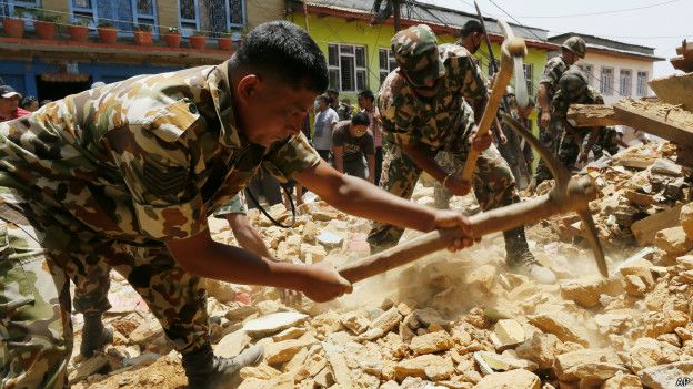 尼泊爾軍隊協助救援