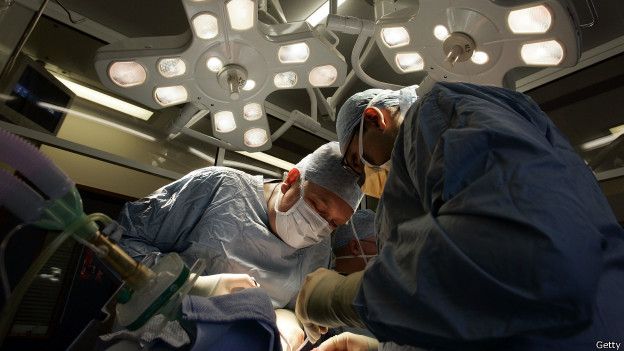 imágen de un quirófano durante una opración de trasplante de riñón