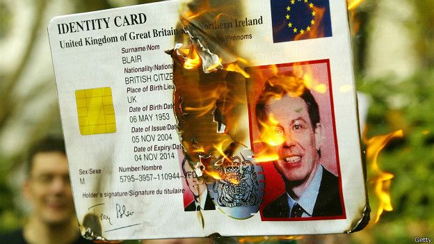 Tarjeta de identidad con imagen de Tony Blair quemándose