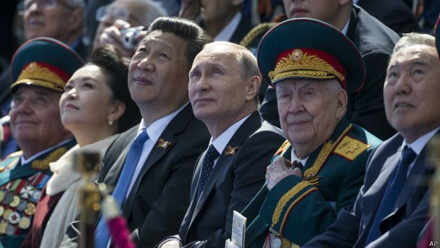 Президенты Си Цзиньпин, Владимир Путин, Нурсултан Назарбаев и ветеран войны