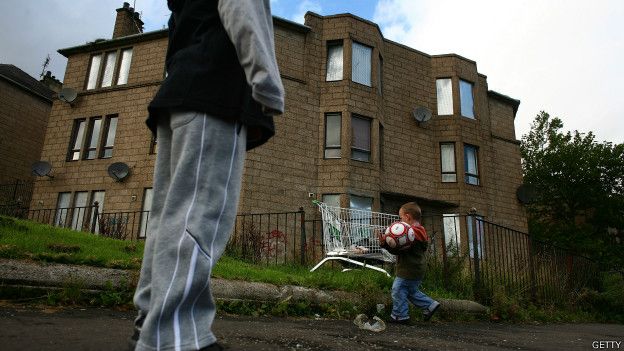Niños jugando en un barrio deprimido de Reino Unido. Más cuatro millones de niños, uno de cada tres, viven en la pobreza.