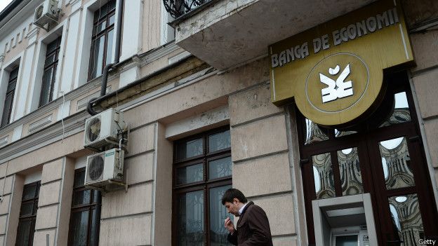 Los tres bancos involucrados tuvieron que ser rescatados para no hundir la economía del país.