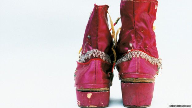 Frida por Ishiuchi #34, 2012-2015 - botas rosas