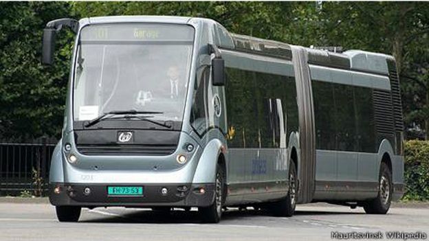 Голландский электроавтобус Phileas ездит по запрограммированному маршруту 