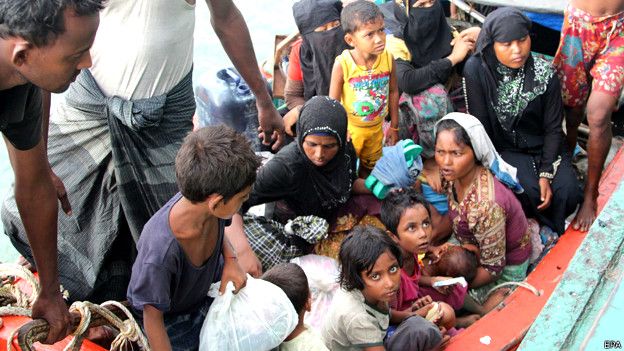 Migrantes rescatados por pescadores en Indonesia