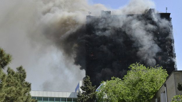 Многоэтажка в Баку горит
