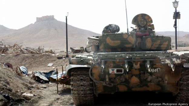 Сирийский танк на фоне древней Пальмиры