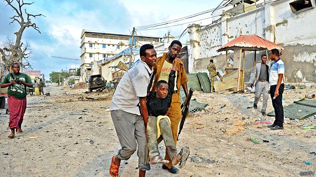 Joven herido en un ataque de Al Shabab este año en Mogadishu, la capital de Somalia