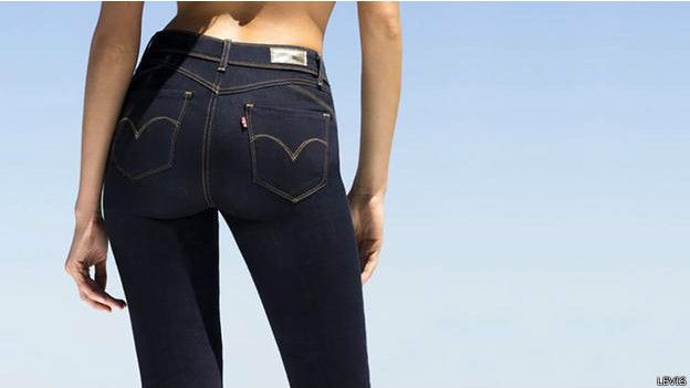 Una mujer con un jean