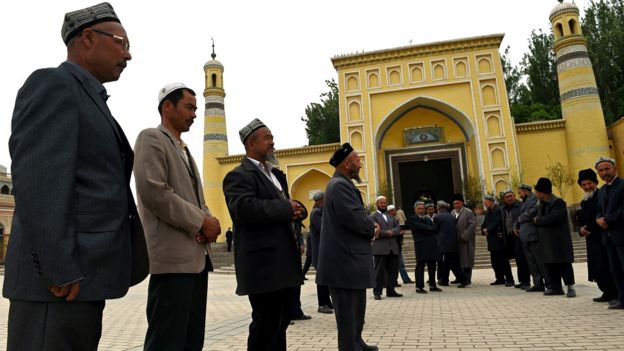 新疆喀什艾提尕爾清真寺外凖備參與禮拜的維吾爾人（19/4/2015）