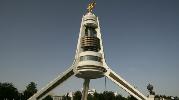Памятник президенту Туркмении