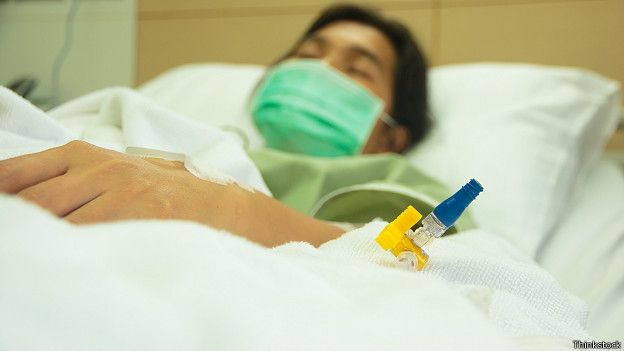 Paciente en cama de hospital