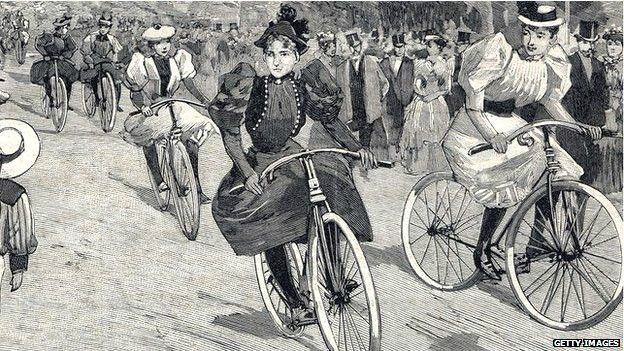 Mujeres andando en bicicleta en el siglo XIX 