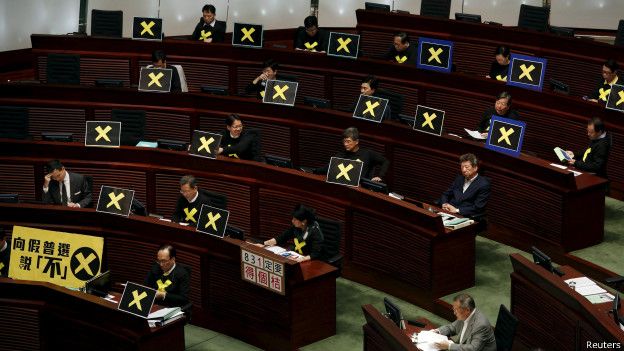 香港泛民主派议员在立法会议事厅内展示抗议政改方案标语牌(22/4/2015)