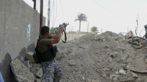 شرطي عراقي يطلق النار على مسلحين تابعين لتنظيم الدولة الإسلامية