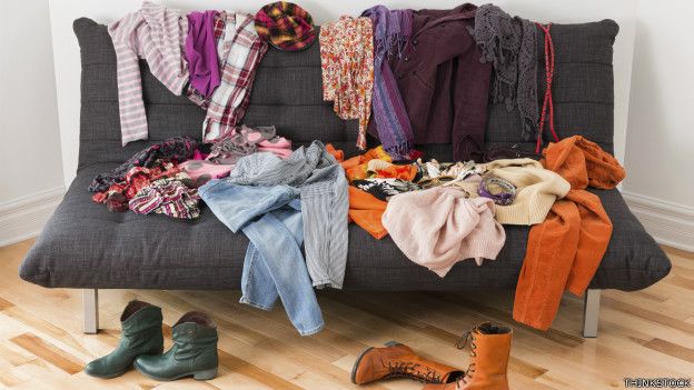 Una sofá lleno de ropa