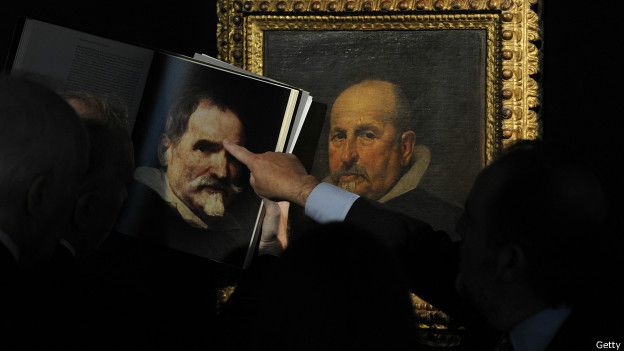 Expertos miran una obra de arte