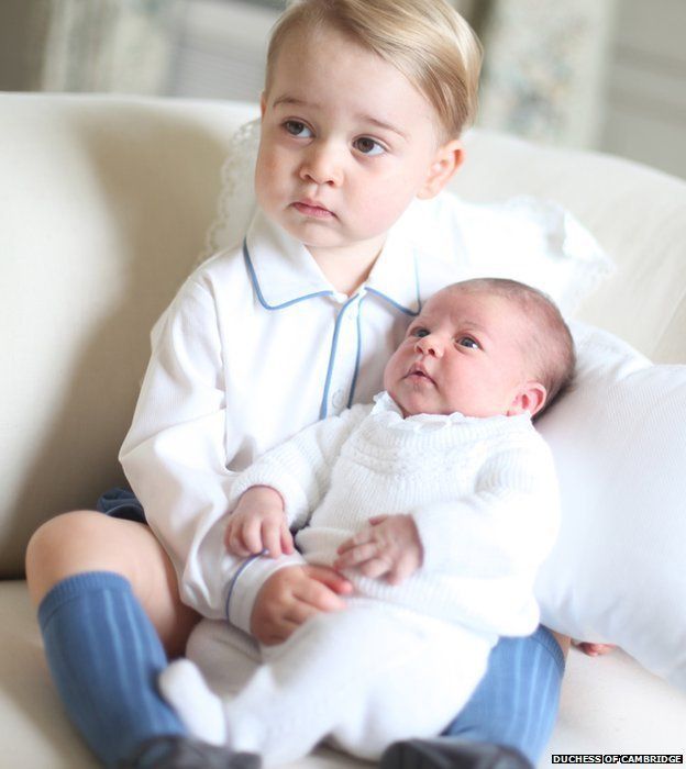 Príncipe George junto a su hermana, la princesa Charlotte