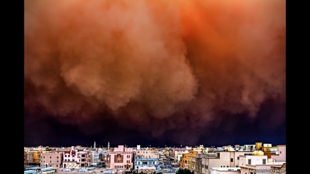 Rizalde Cayanan sacó esta foto de un enorme muro de arena que envuelve la ciudad de Kuwait. Estas tormentas se conocen como “haboob”.