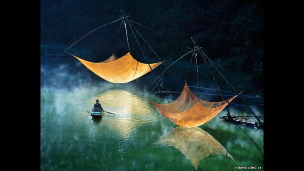 Más de 10.000 inscripciones fueron enviadas por fotógrafos y cineastas de más de 60 países de todo el mundo, incluyendo este disparo de un pescador solitario comprobando sus redes en la noche en Vietnam. 