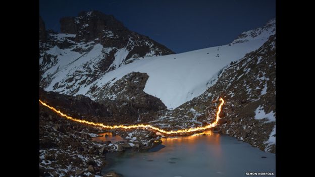 El fotógrafo británico Simon Norfolk retrató esta imagen de un “rastro de fuego” que marca la desaparición del glaciar Lewis donde solía estar el Mount Kenya en 1987.